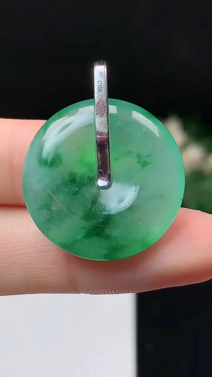 天然A货翡翠飘花平安扣吊坠，尺寸24-5.2，重量:7.44g
10月24日