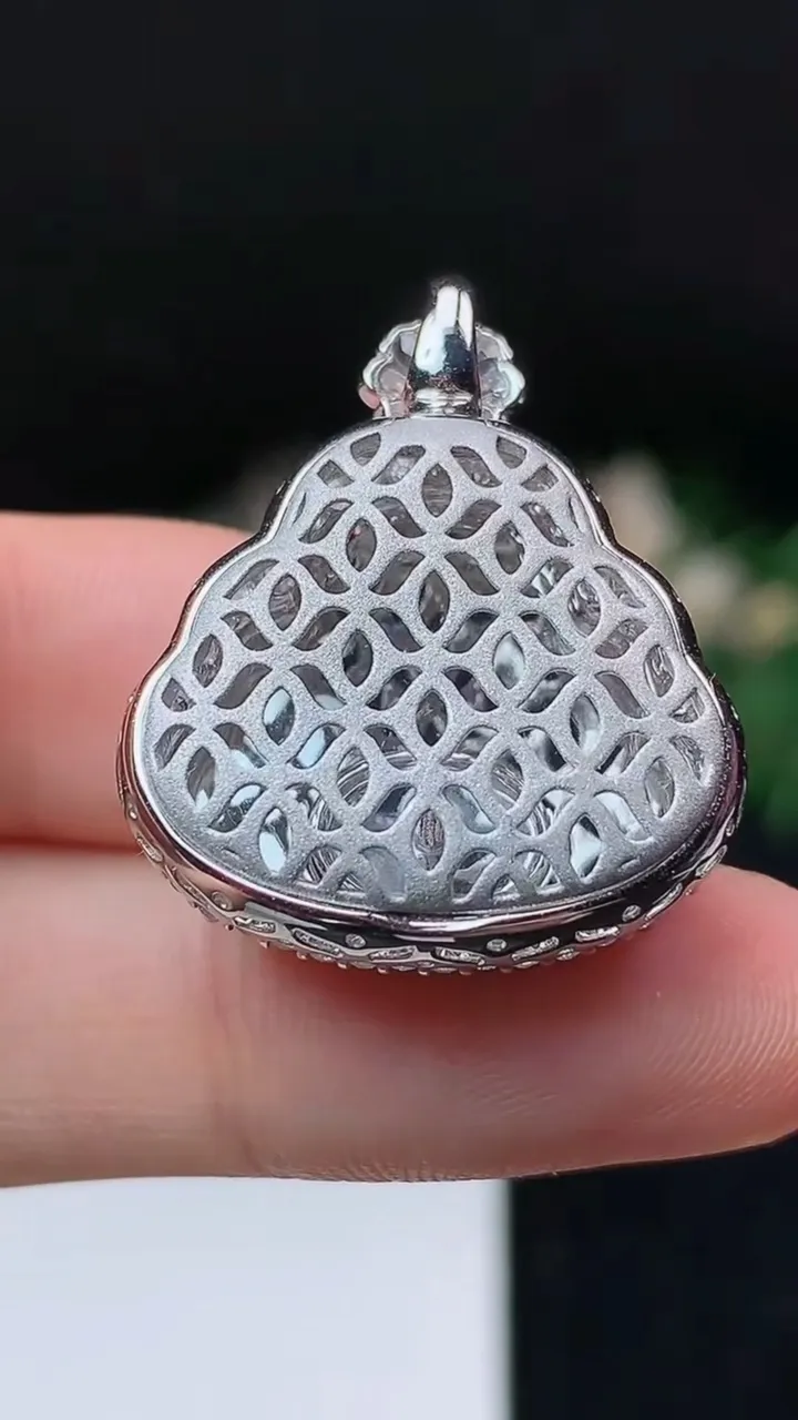 天然A货翡翠佛公吊坠，尺寸28-23-11.2，裸石17.7-20.2，重量:7.35g
10月24日，重量:7.35g
