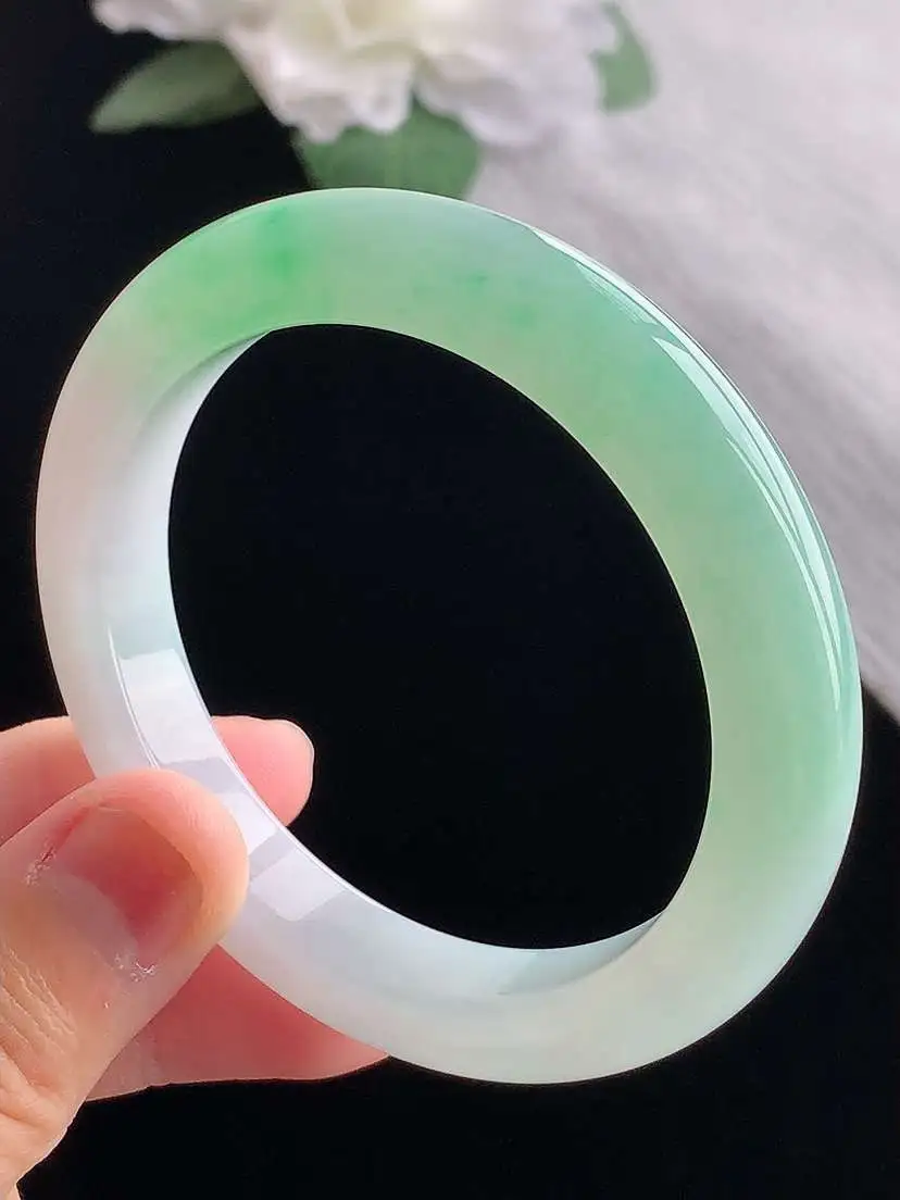 a货翡翠老坑冰种飘绿正装正圈手镯52-53小圈口  尺寸52.3×9.8×8.5mm 重量45.95g 1023