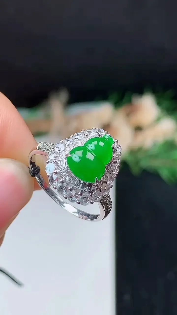 天然A货翡翠葫芦戒指，尺寸17.3-9.3-7.2，重量:3.28g2025年10月24日
工厂直销