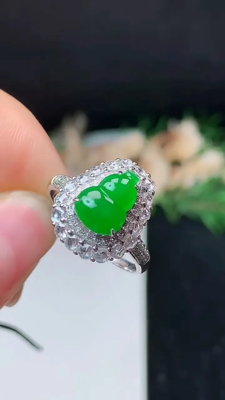 天然A货翡翠葫芦戒指，尺寸17.3-9.3-7.2，重量:3.28g2025年10月24日
工厂直销收藏佳品,种好水足，色泽均匀，有种有色，上手高大气！