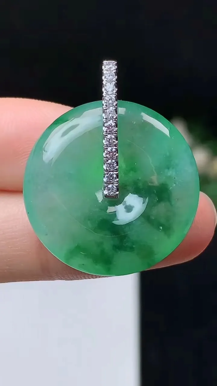 天然A货翡翠飘花平安扣吊坠，尺寸24-5.2，重量:7.44g
10月24日