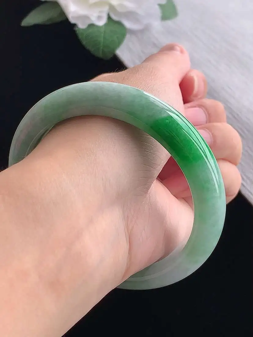 a货翡翠老坑冰种飘绿正装正圈手镯59-60大圈口  尺寸59.8×12.2×8.8mm 重量66.42g 1023