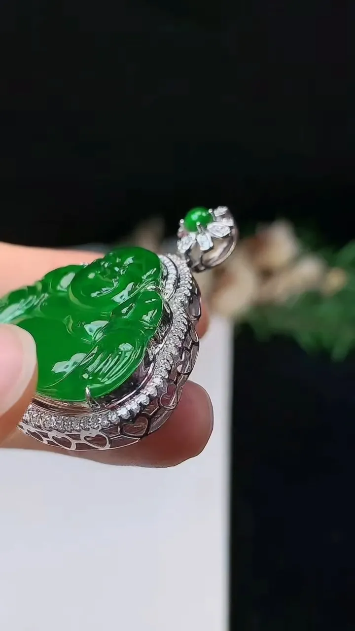 天然A货翡翠佛公吊坠，尺寸37.7-36.4-9.8，裸石22.3-34.4，重量:8.11g
10月24日
