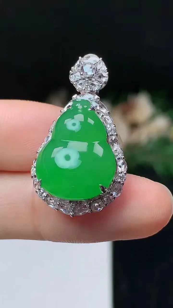 天然A货翡翠葫芦吊坠，尺寸30.4-17-11.9
10月24日