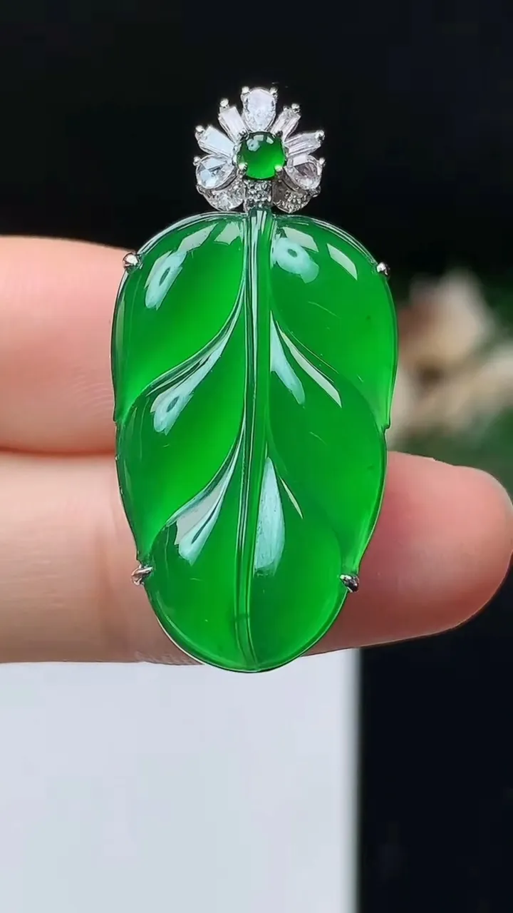 天然A货翡翠金枝玉叶 叶子吊坠，尺寸26.9-16.7-8.6，重量:6.50g
10月24日