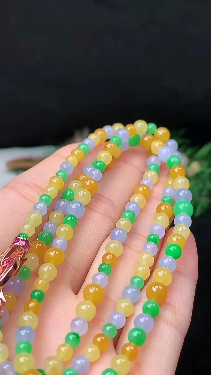 天然A货翡翠四彩圆珠项链，尺寸5-146颗，重量:20.40g
10月24日