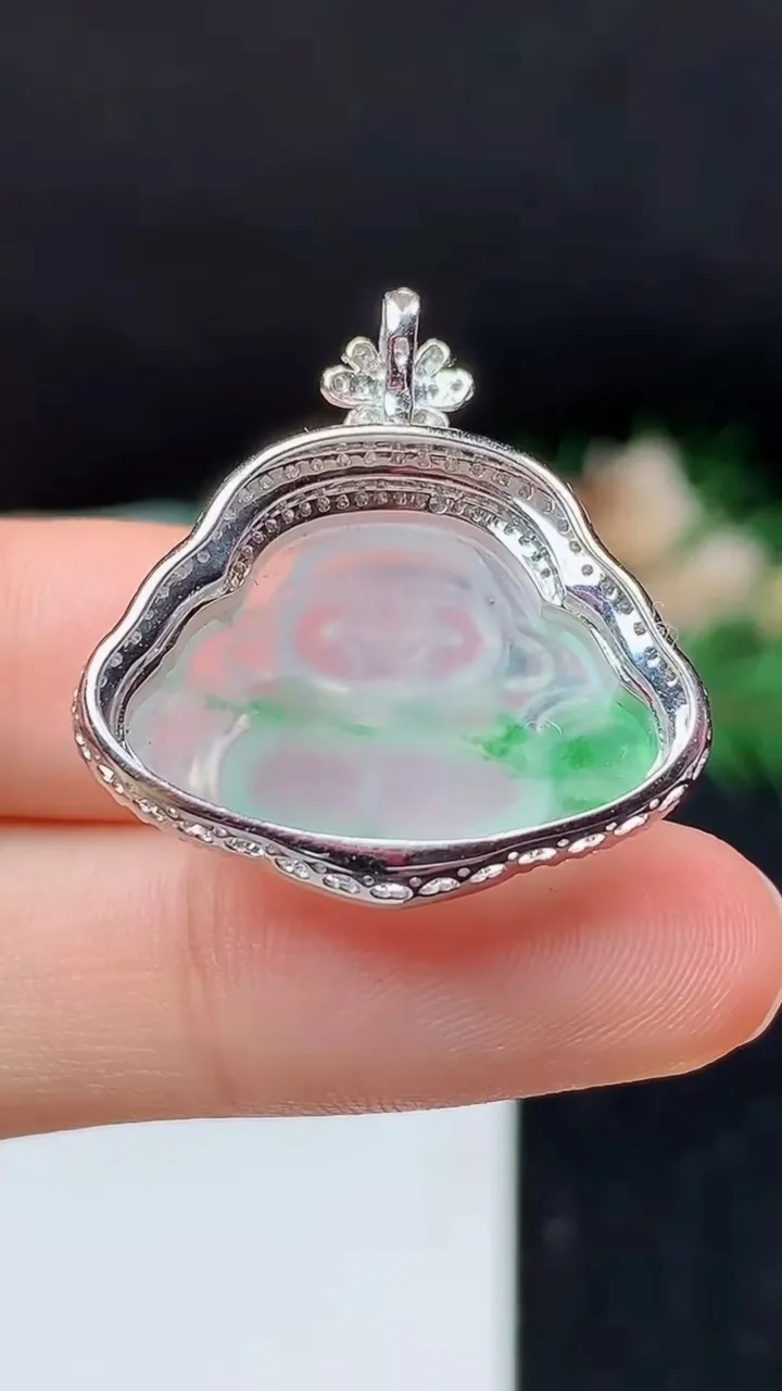 天然A货翡翠佛公吊坠，尺寸27-25.9-10，裸石15.3-22.5，重量:4.55g
10月24日