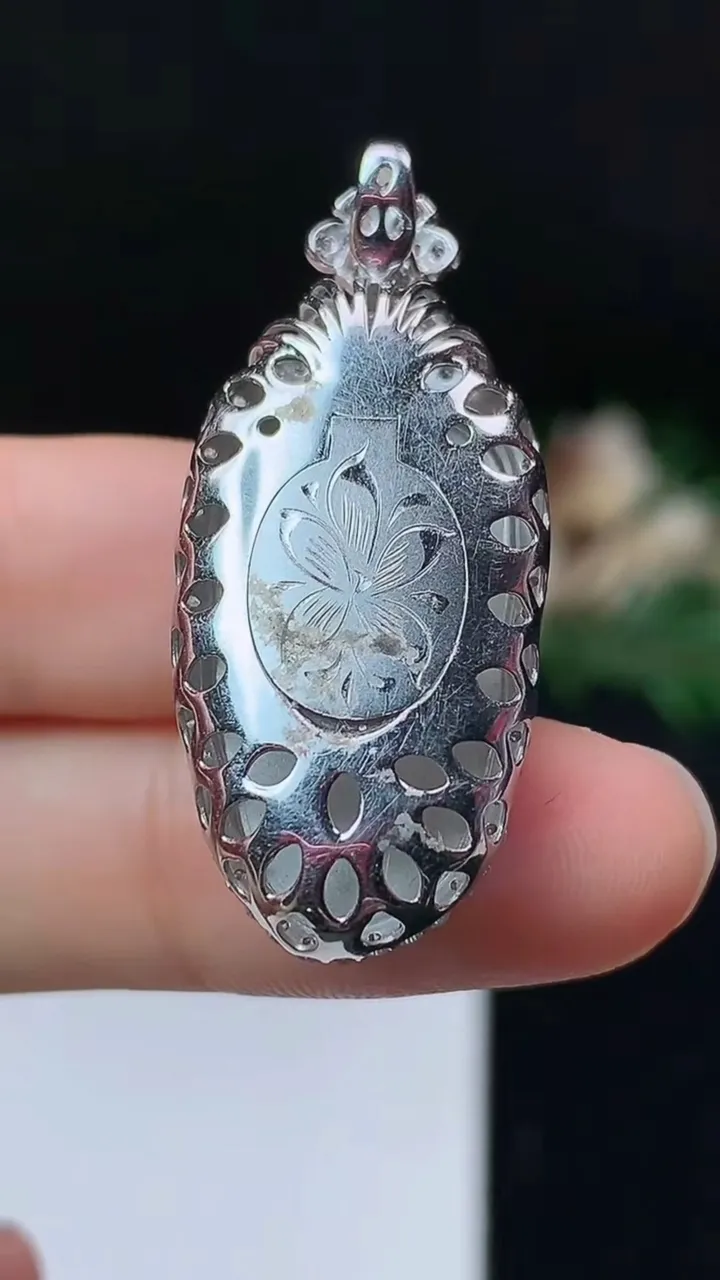 天然A货翡翠金枝玉叶 叶子吊坠，尺寸37.3-16.3-10.3，裸石25.3-13.9，重量:7.97g
10月24日