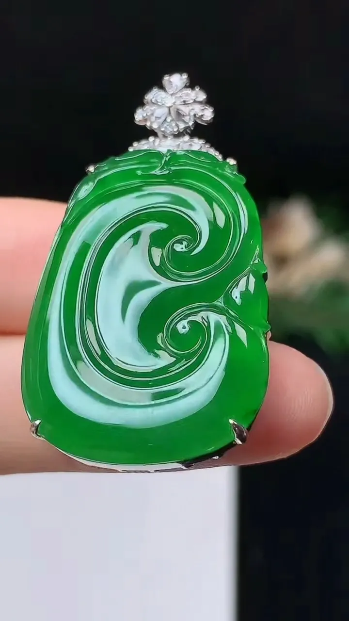 天然A货翡翠如意吊坠，尺寸30.9-22.2-7.7，重量:8.83g
10月24日