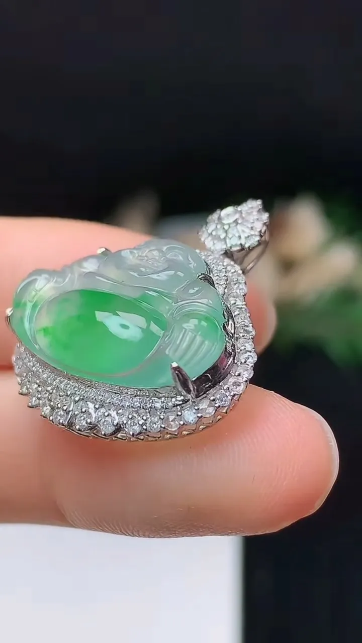 天然A货翡翠佛公吊坠，尺寸27-24.3-9.6，裸石14.5-22，重量:4.00g
10月24日