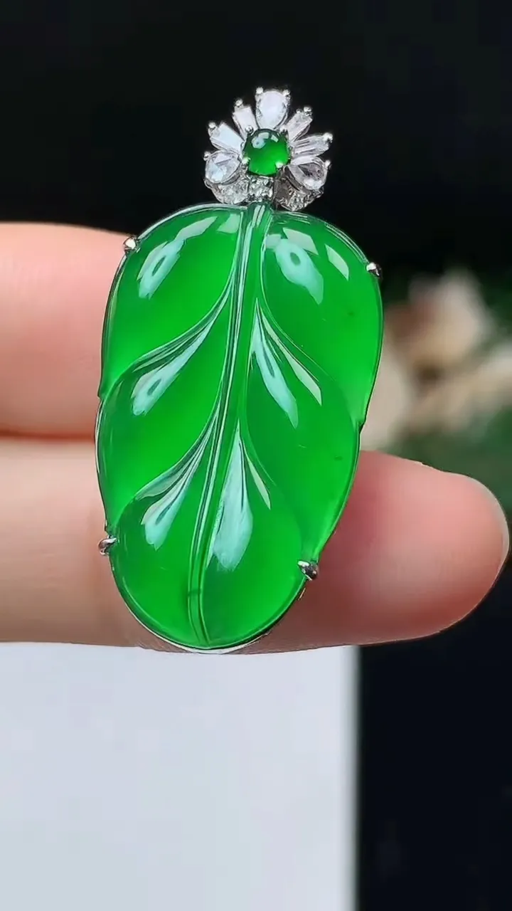 天然A货翡翠金枝玉叶 叶子吊坠，尺寸26.9-16.7-8.6，重量:6.50g
10月24日