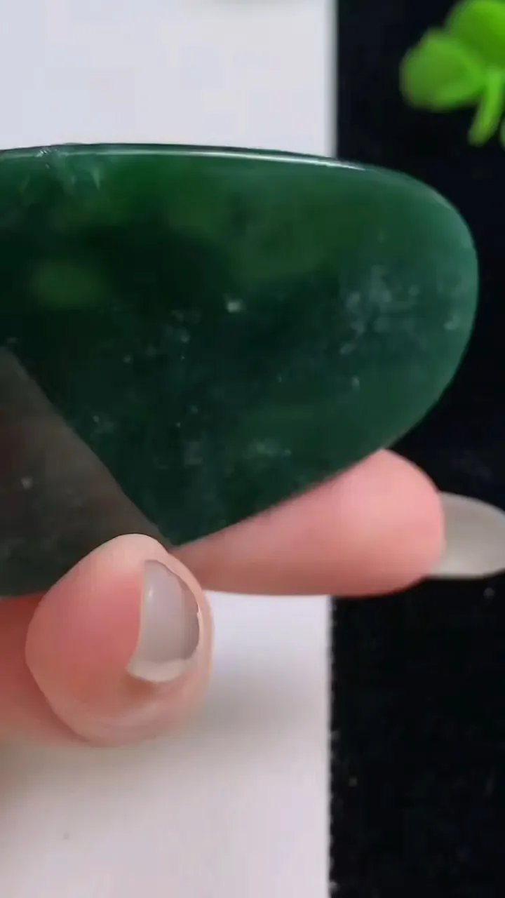 天然A货翡翠蓝水观音菩萨吊坠，尺寸53.6-35-6.3，重量:20.00g
10月25日