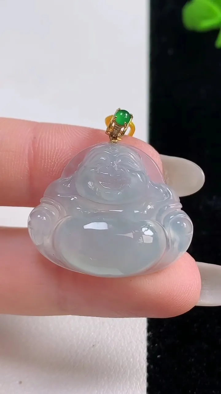 天然A货翡翠种白冰佛公吊坠，尺寸23.4-28.2-5.9，重量:5.23g
10月25日