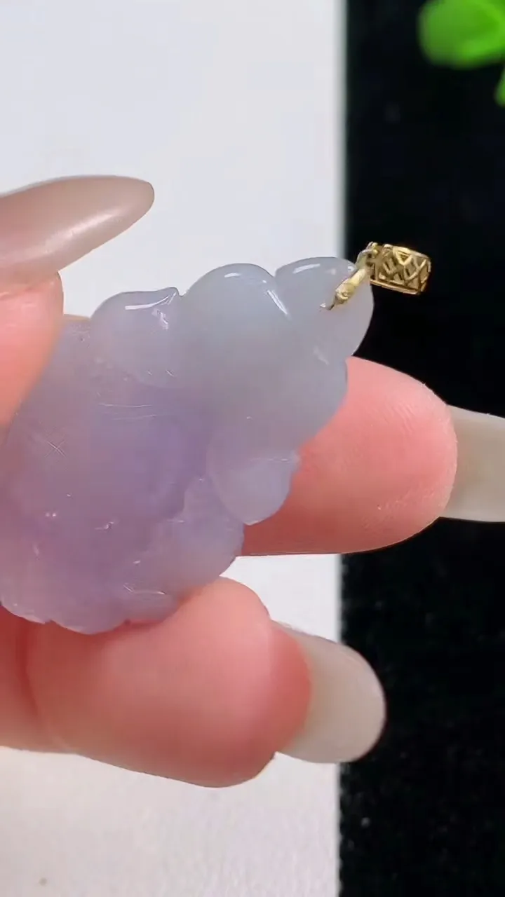天然A货翡翠18K金紫罗兰白菜吊坠，尺寸30.6-19.5-5，重量:5.97g
10月25日