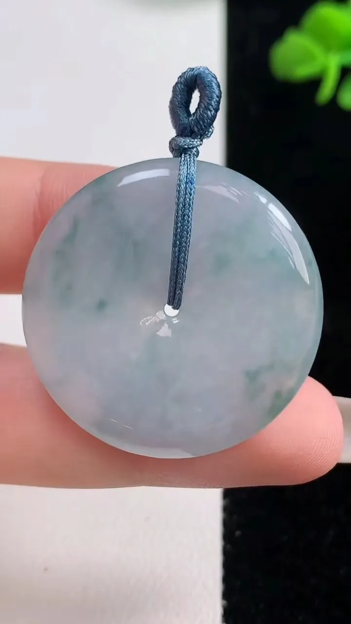 天然A货翡翠冰种飘花平安扣吊坠，尺寸32-5，重量:11.68g
10月25日