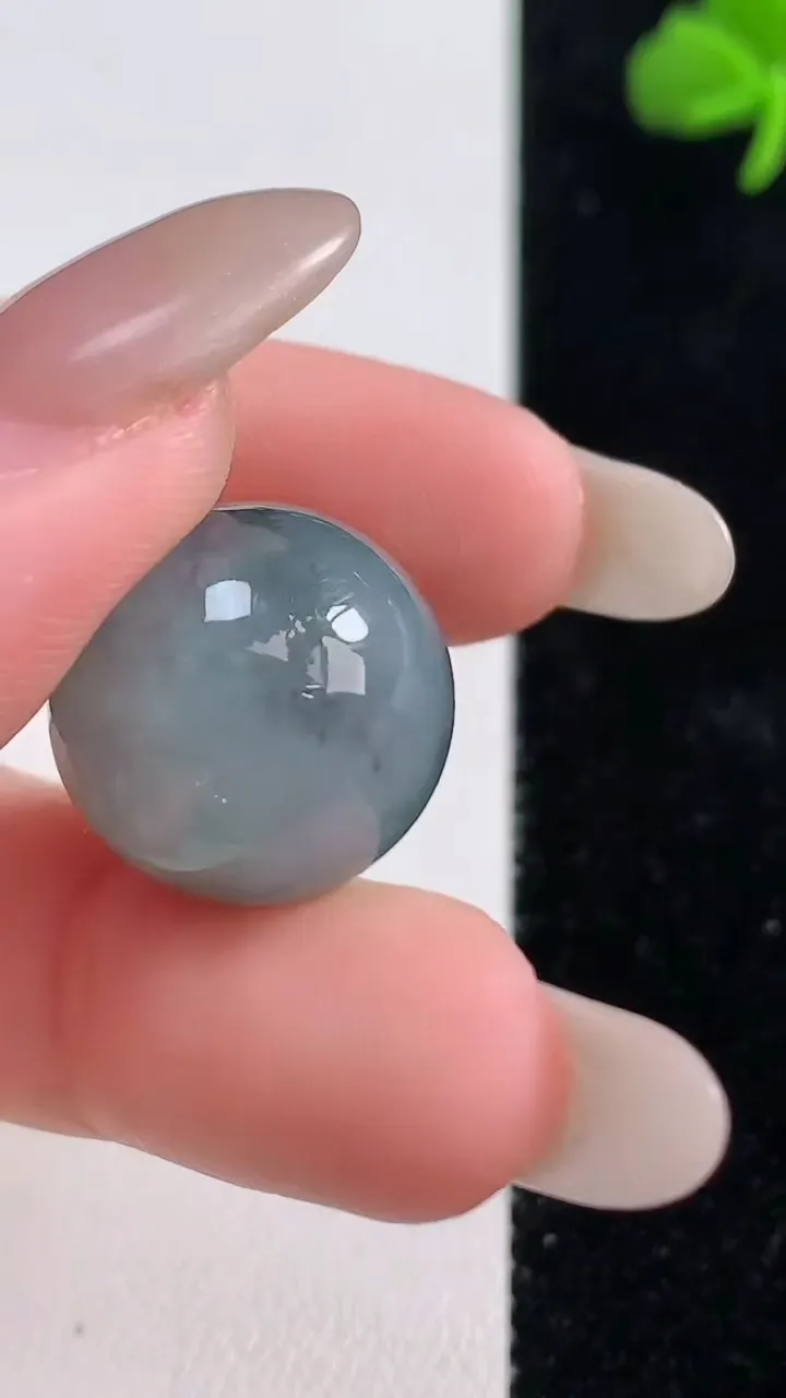 天然A货翡翠乌鸡种圆珠镶嵌件，尺寸17.2，重量:9.50g10月25日
工厂直销收藏佳品,种好水足，色泽均匀，有种有色，上手高大气！