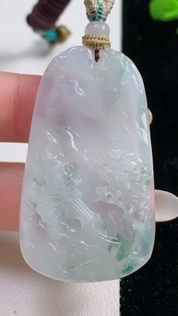 天然A货翡翠牌吊坠，尺寸50.4-29.8-4.8，重量:18.70g
10月25日