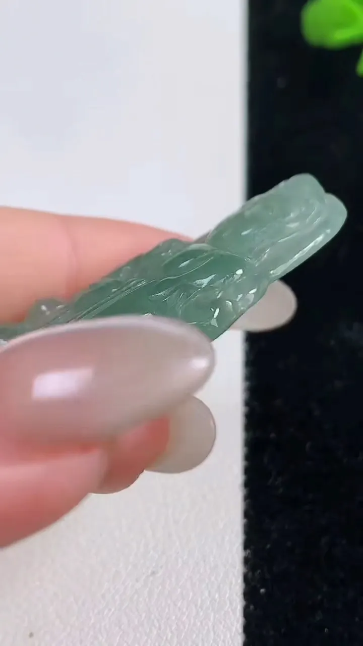 天然A货翡翠观音菩萨吊坠，尺寸52.7-25.6-4.3，重量:11.47g
10月25日