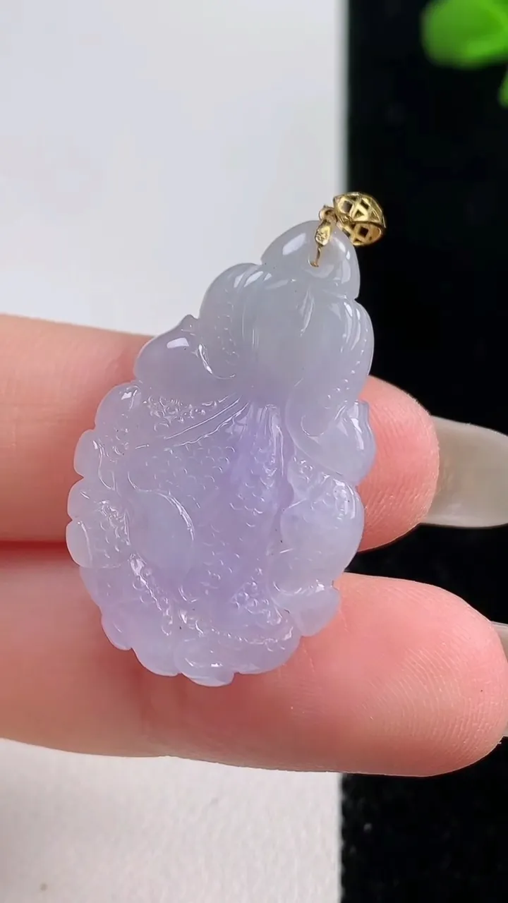 天然A货翡翠18K金紫罗兰白菜吊坠，尺寸30.6-19.5-5，重量:5.97g
10月25日