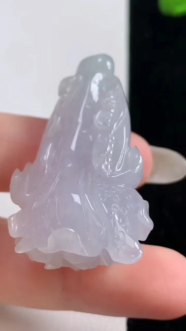天然A货翡翠白菜吊坠，尺寸43-23.6-16.4，重量:20.40g
10月25日