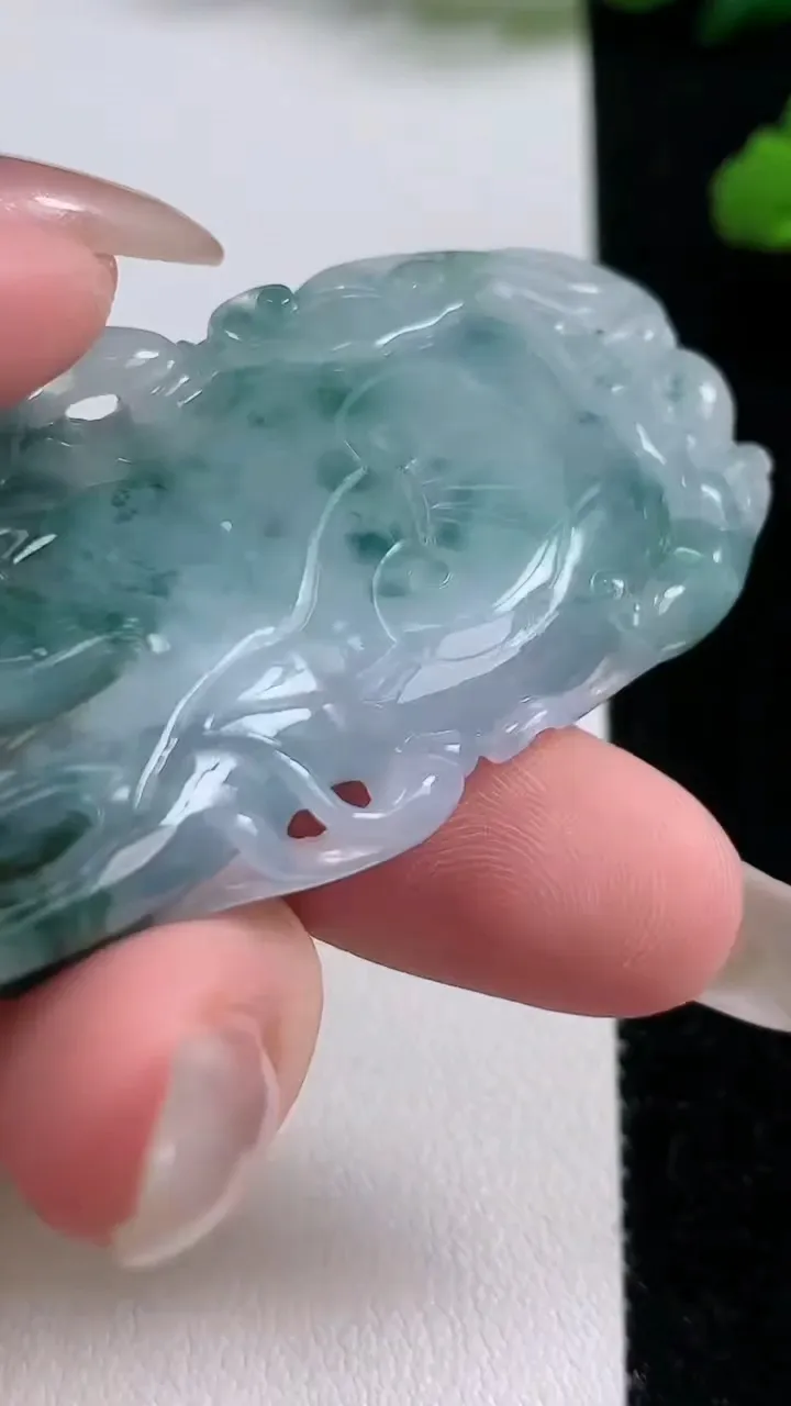 天然A货翡翠飘花佛手瓜吊坠，尺寸70-29-10，重:40.23g
10月25日