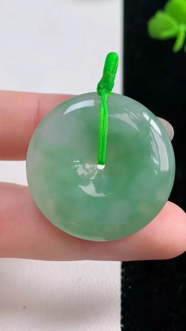 天然A货翡翠平安扣吊坠，尺寸30.5-5.8，重量:12.22g
10月25日