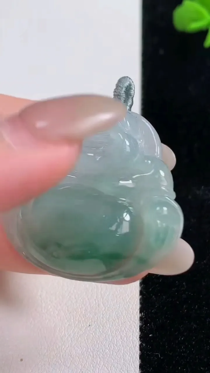 天然A货翡翠冰种飘花佛公吊坠，尺寸35-37.7-8.2，重量:15.68g
10月25日