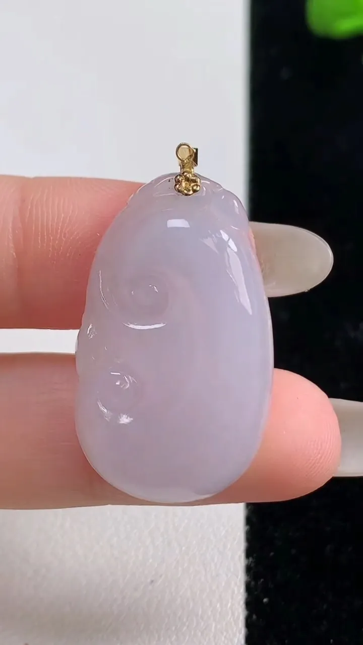 天然A货翡翠种白冰如意吊坠，尺寸31.2-18-4.5，重量:4.97g
10月25日