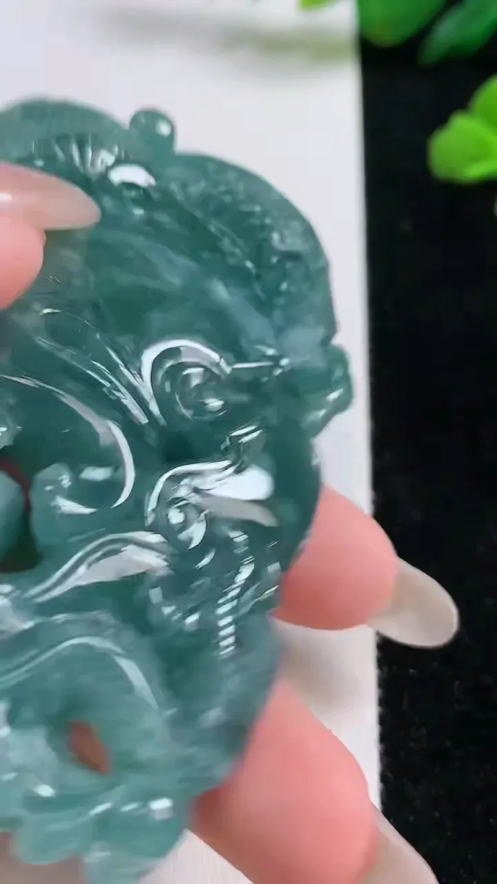 天然A货翡翠蓝水龙牌吊坠，尺寸78-45-13，重:72.26g
10月25日