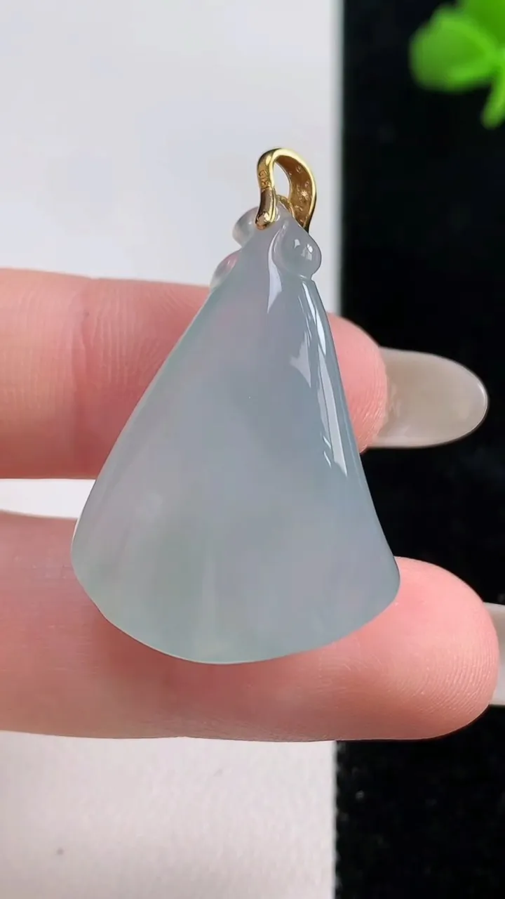天然A货翡翠莲蓬吊坠，尺寸31-21.7-11.7，重量:9.79g
10月25日