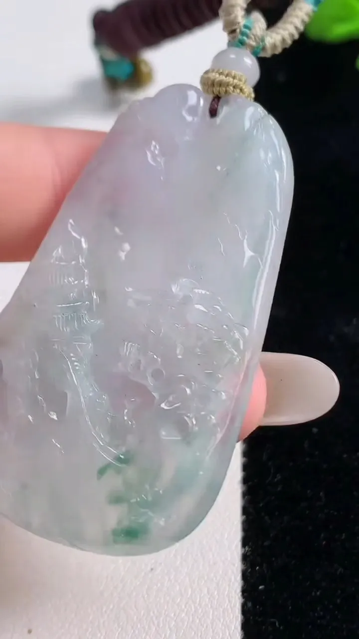 天然A货翡翠牌吊坠，尺寸50.4-29.8-4.8，重量:18.70g
10月25日