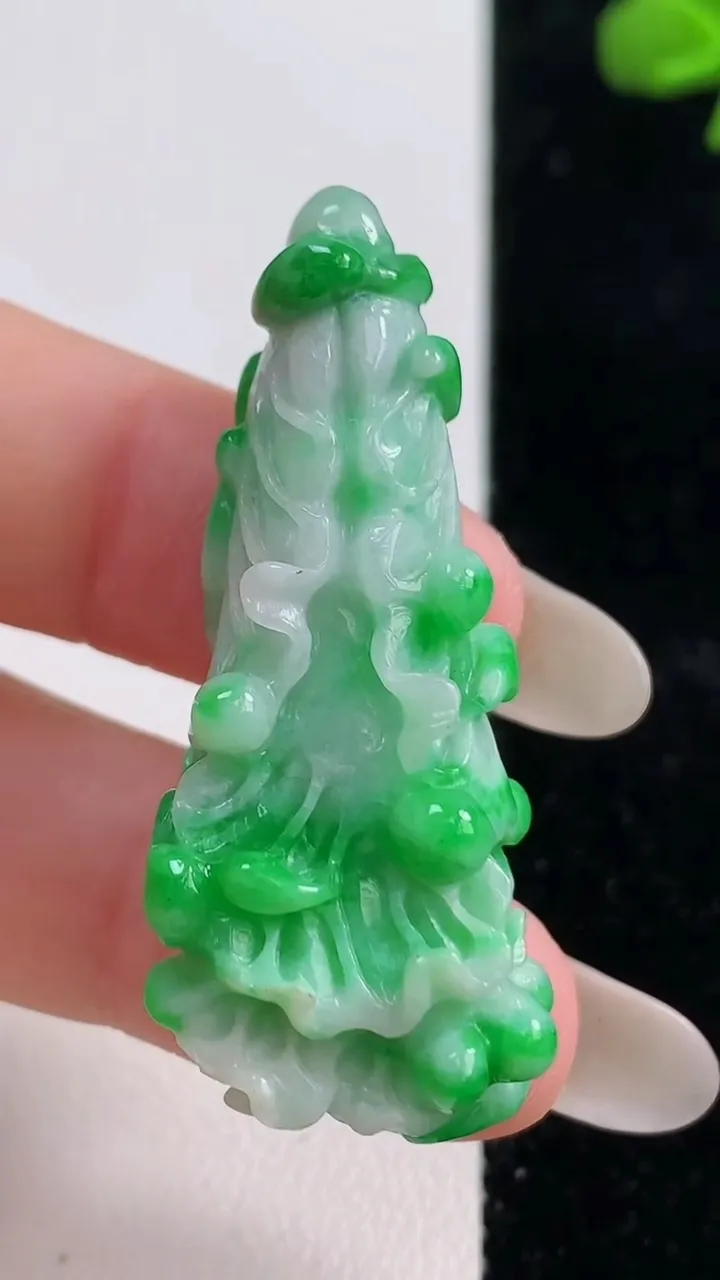 天然A货翡翠白菜吊坠，尺寸44.7-18-10.8，重量:14.15g
10月25日