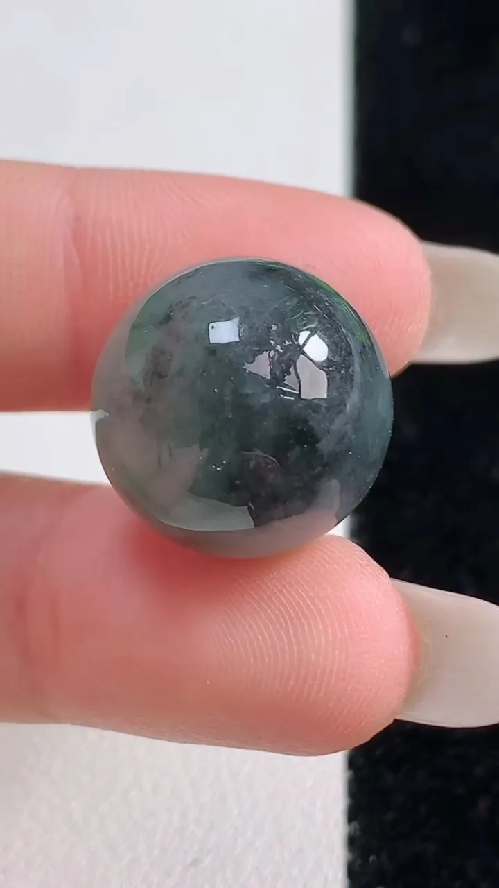 天然A货翡翠乌鸡种圆珠镶嵌件，尺寸17.2，重量:9.70g10月25日
工厂直销收藏佳品,种好水足