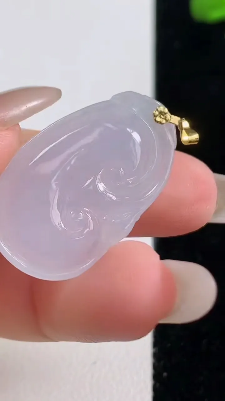 天然A货翡翠种白冰如意吊坠，尺寸31.2-18-4.5，重量:4.97g
10月25日