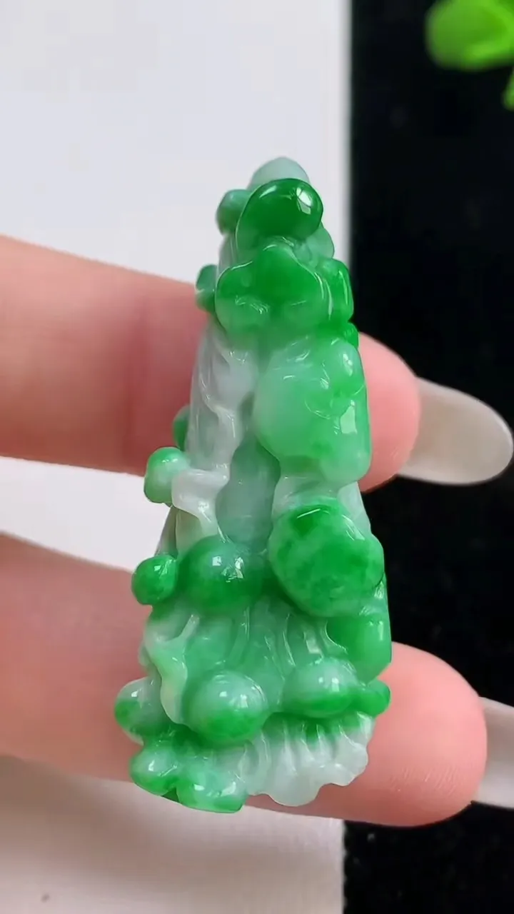 天然A货翡翠白菜吊坠，尺寸44.7-18-10.8，重量:14.15g
10月25日
