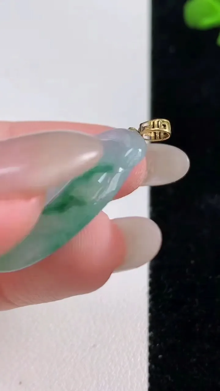 天然A货翡翠如意吊坠，尺寸29.6-19.3-4.2，重量:5.40g
10月25日