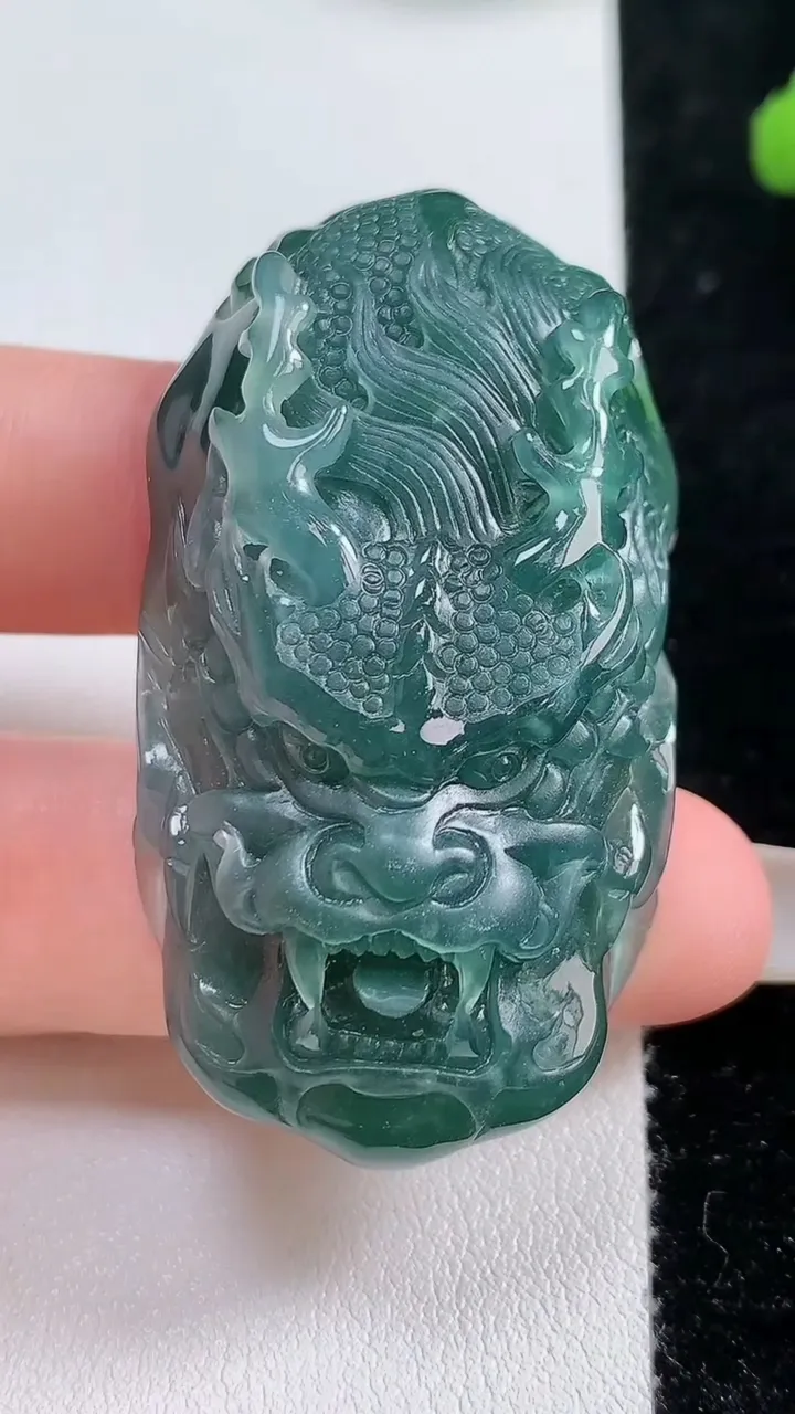天然A货翡翠蓝水龙牌吊坠，尺寸51.8-29-14，重:37.48g
10月25日