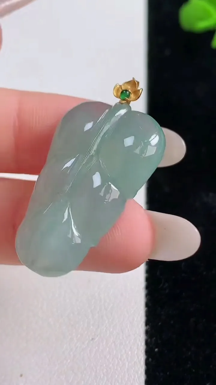 天然A货翡翠金枝玉叶 叶子吊坠，尺寸30.3-19.3-5.4，重量:6.50g
10月25日