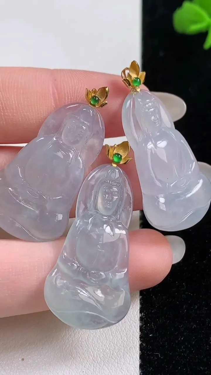 天然A货翡翠种白冰素衣观音吊坠三个，尺寸30.6-18.8-3.7，重量:14.18g
10月25日