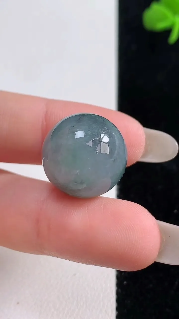 天然A货翡翠乌鸡种圆珠镶嵌件，尺寸17.2，重量:9.50g10月25日
工厂直销收藏佳品,种好水足，色泽均匀，有种有色，上手高大气！