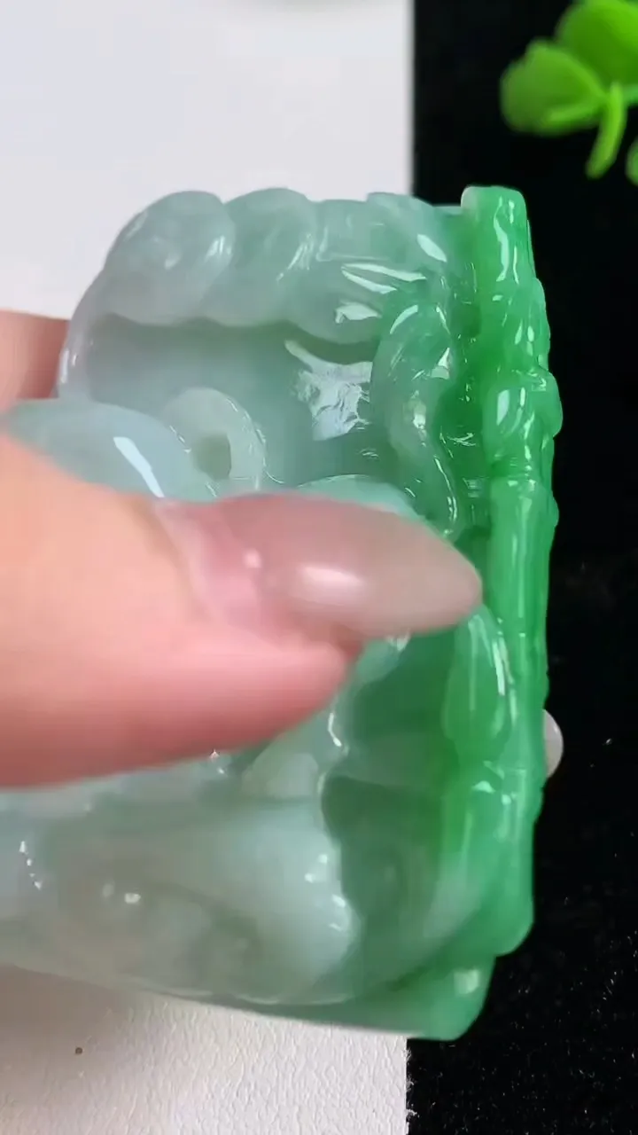 天然A货翡翠生肖牛吊坠，尺寸59.4-45-8.6，重量:55.00g
10月25日