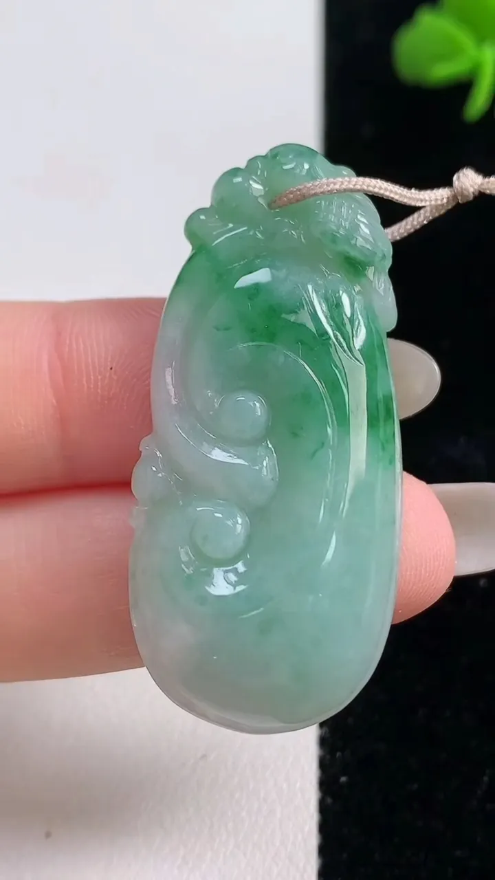 天然A货翡翠如意吊坠，尺寸45-20.7-6.4，重量:10.50g
10月25日