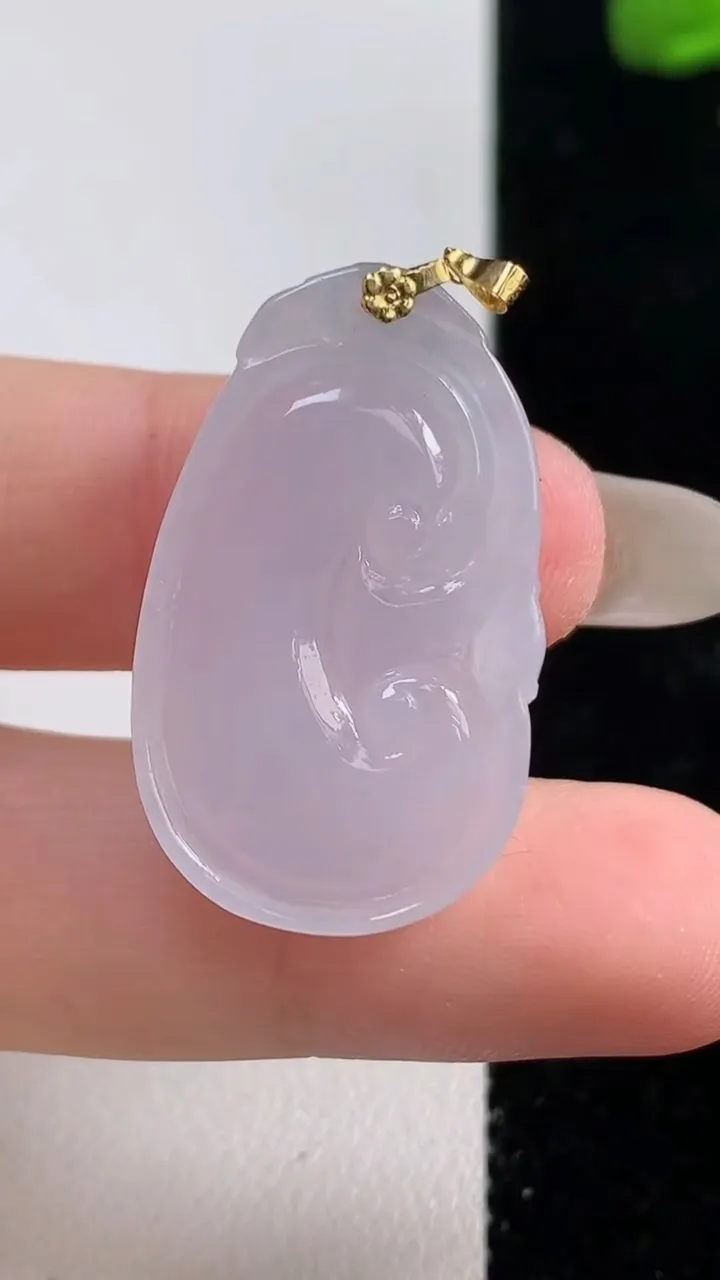 天然A货翡翠种白冰如意吊坠，尺寸31.2-18-4.5，重量:4.97g
10月25日