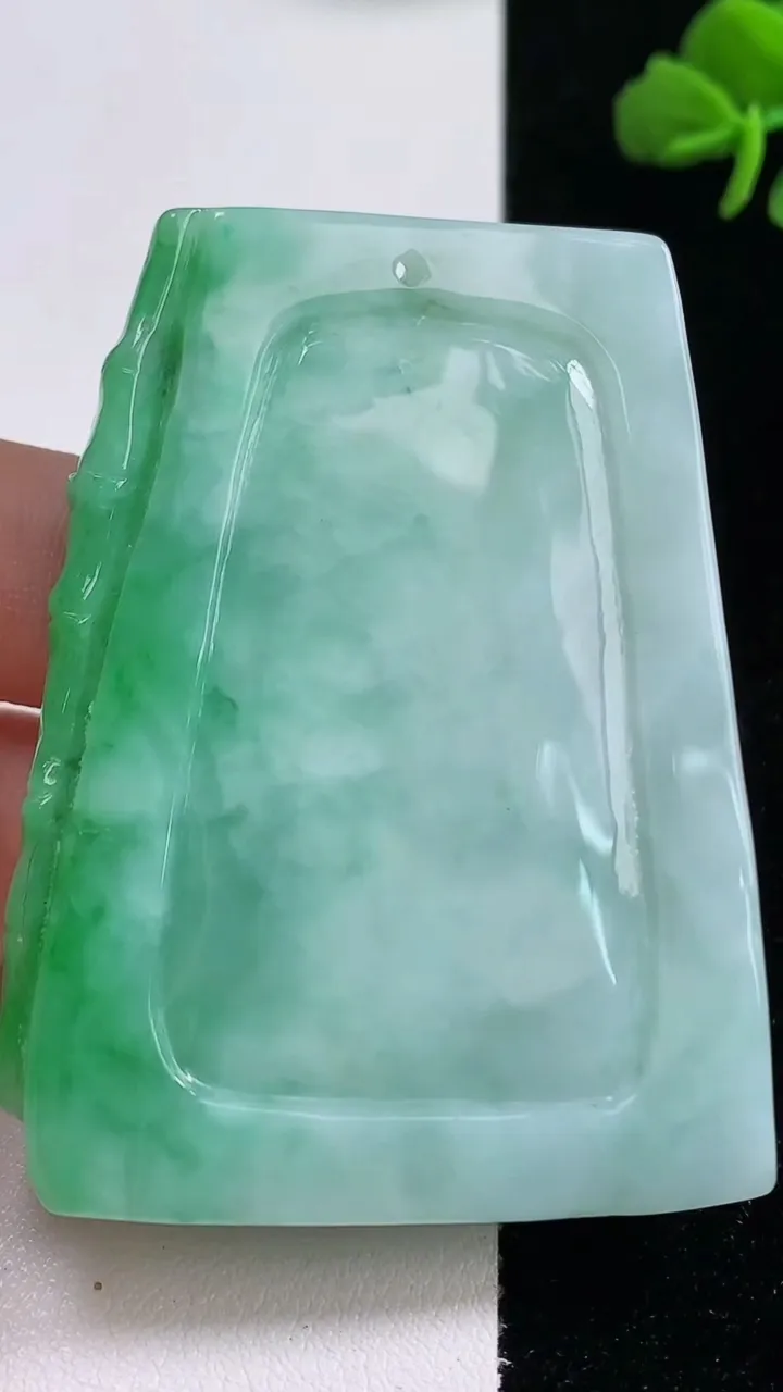天然A货翡翠生肖牛吊坠，尺寸59.4-45-8.6，重量:55.00g
10月25日