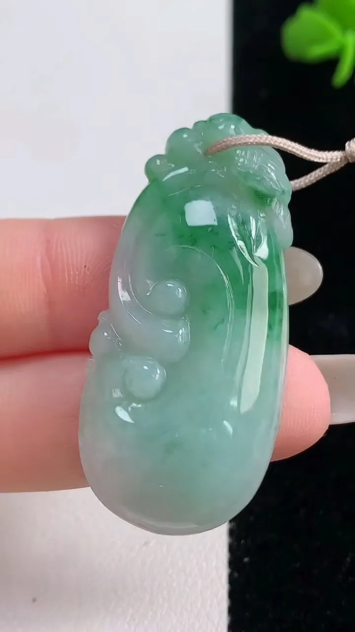天然A货翡翠如意吊坠，尺寸45-20.7-6.4，重量:10.50g
10月25日