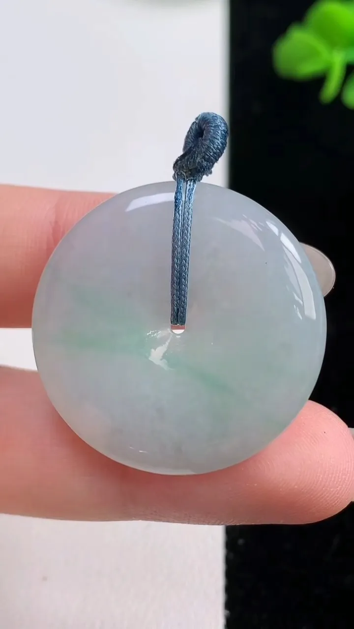 天然A货翡翠平安扣吊坠，尺寸29.7-5，重量:9.84g
10月25日