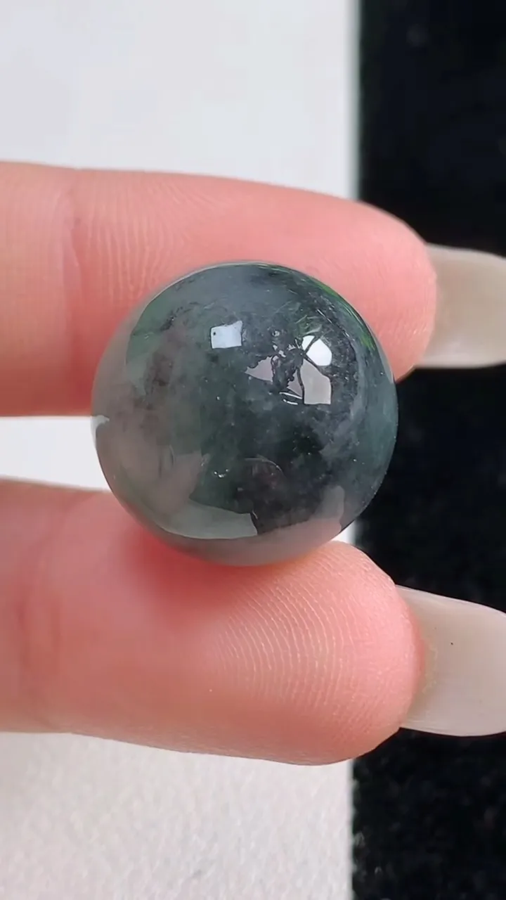 天然A货翡翠乌鸡种圆珠镶嵌件，尺寸17.2，重量:9.70g10月25日
工厂直销收藏佳品,种好水足，色泽均匀，有种有色，上手高大气！