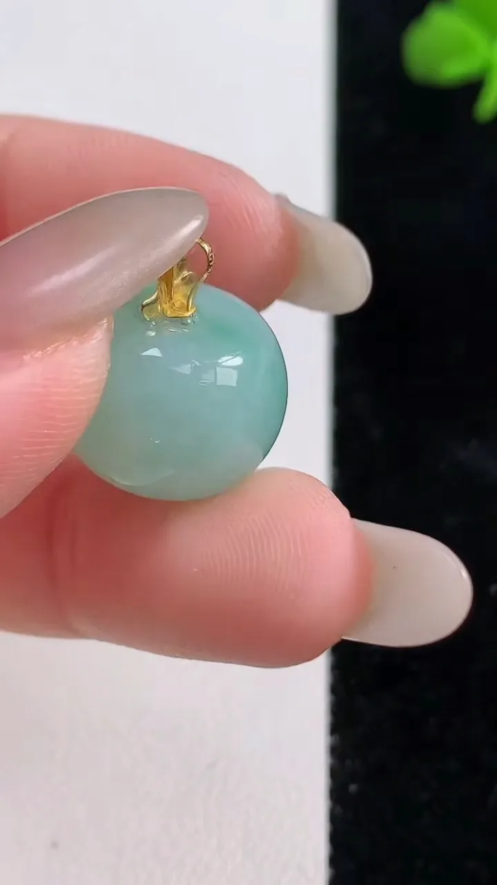 天然A货翡翠路路通吊坠，尺寸15.8-12.4，重量:6.40g
10月25日