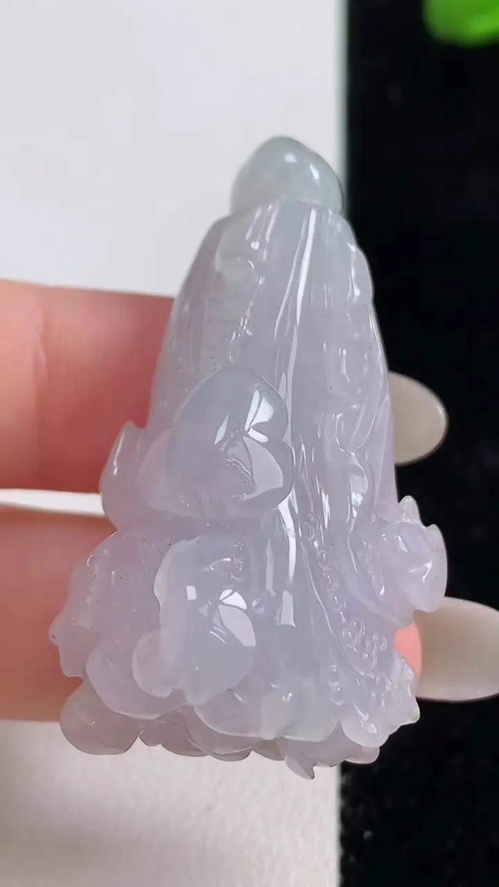 天然A货翡翠白菜吊坠，尺寸43-23.6-16.4，重量:20.40g
10月25日